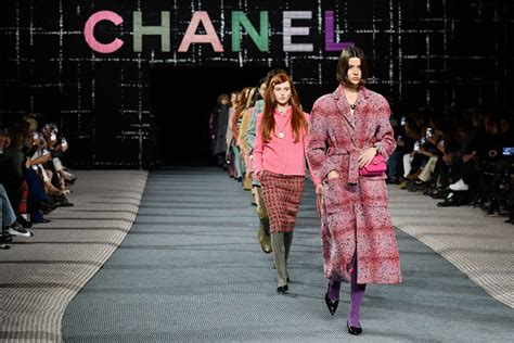 chanel shows|catwalk models fashion show 2022.